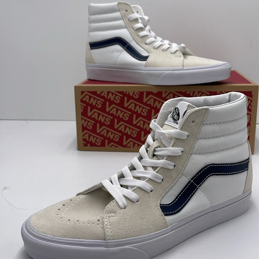 Vans WMNS Sk8-Hi (Classic Sport) Dress Blue
VN0A32QG9YG
White High-Top Sneakers - Picture 15 of 16